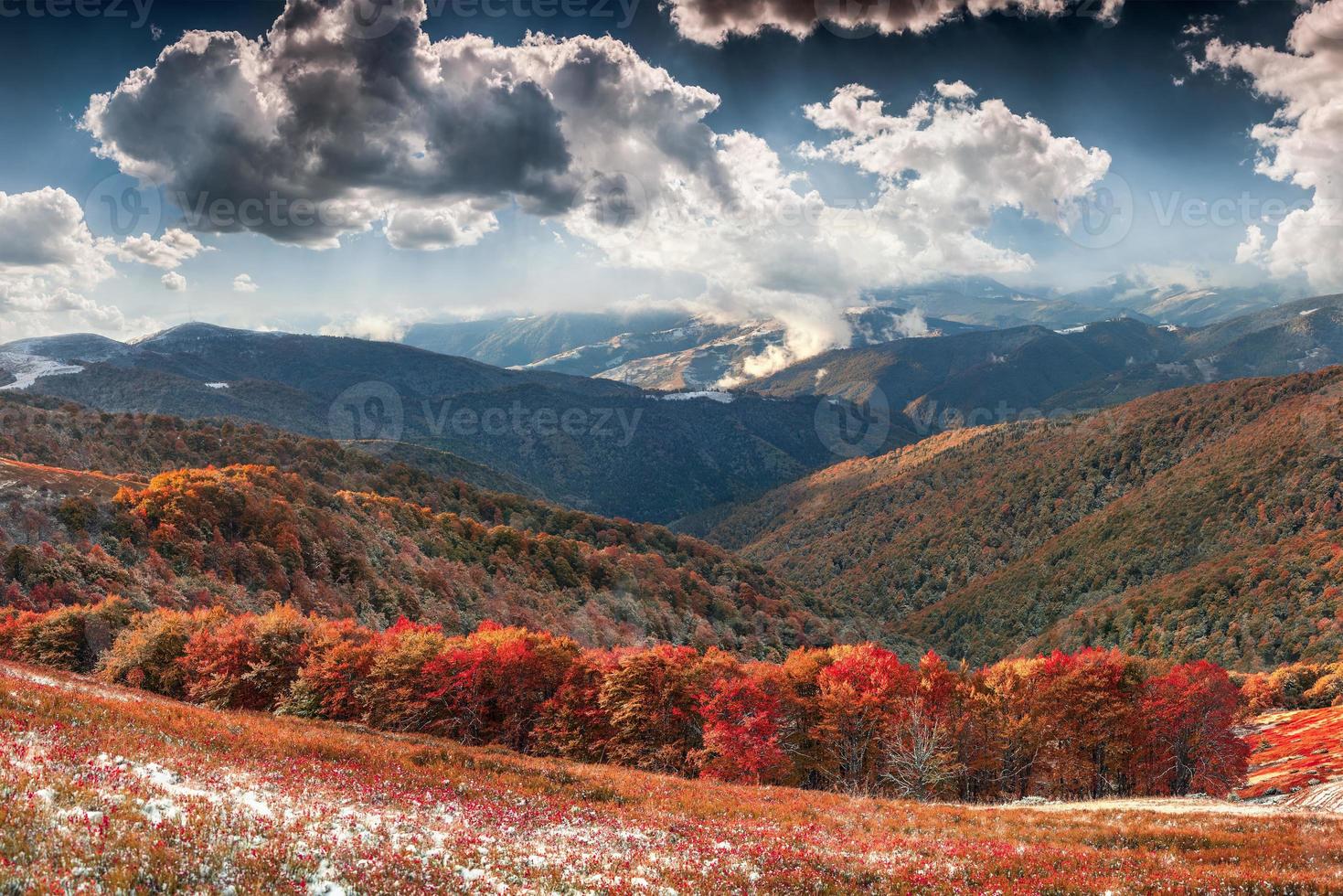 paisagem de outono colorida nas montanhas. foto