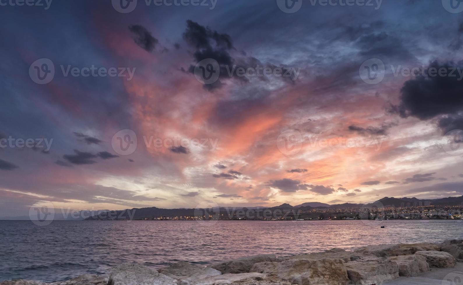 vista no golfo de aqaba e eilat ao amanhecer, israel foto