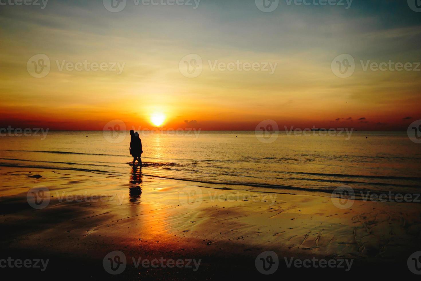 nascer do sol, o mar na praia de Thungwualaen, Tailândia. foto