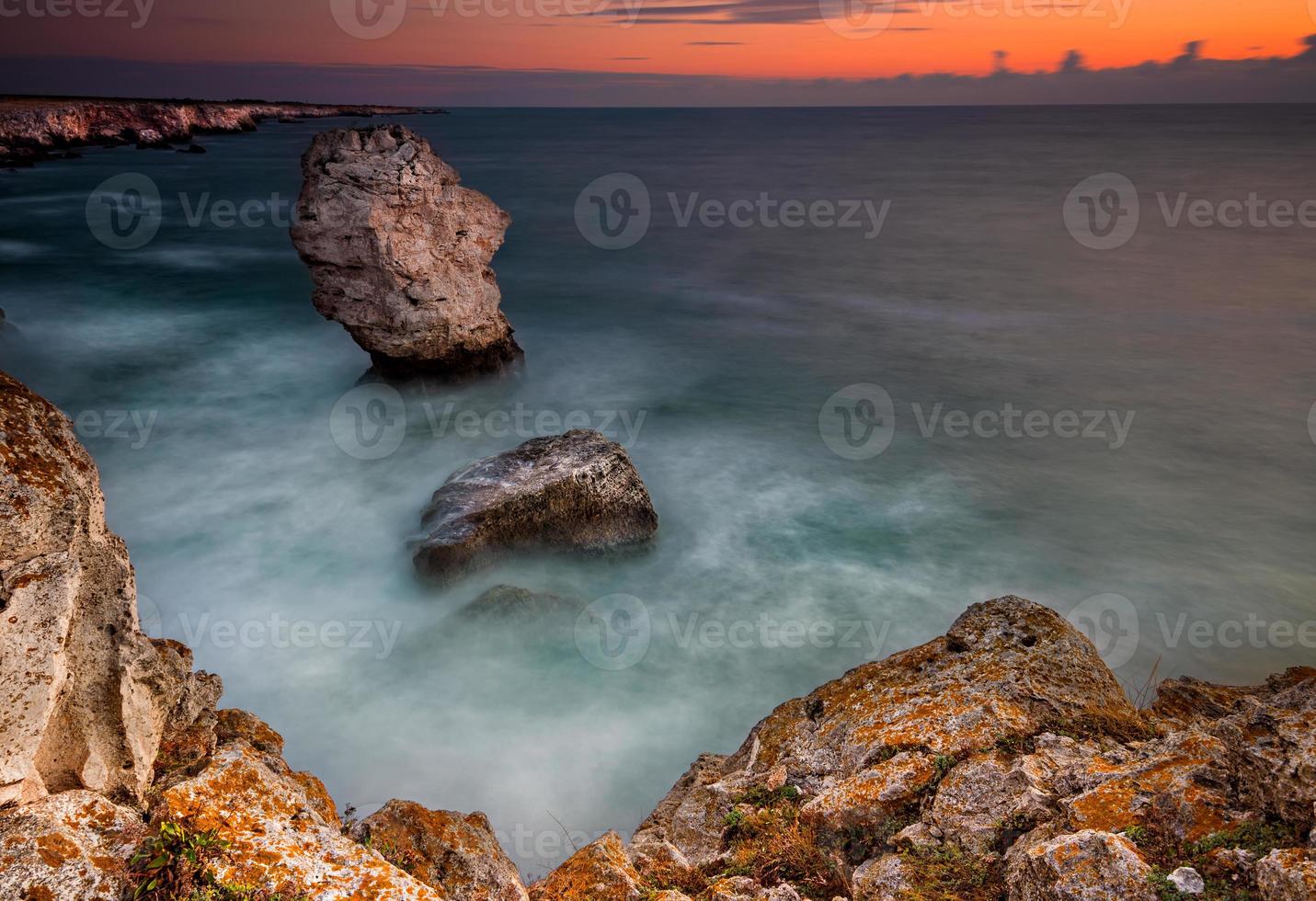 rochas do mar ao nascer do sol foto