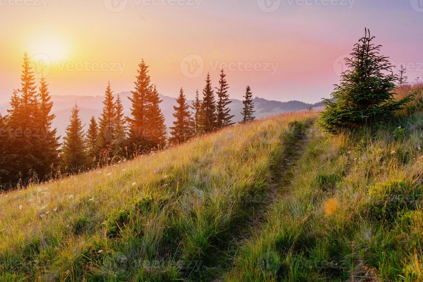fantástico pôr do sol nas montanhas da ucrânia. foto