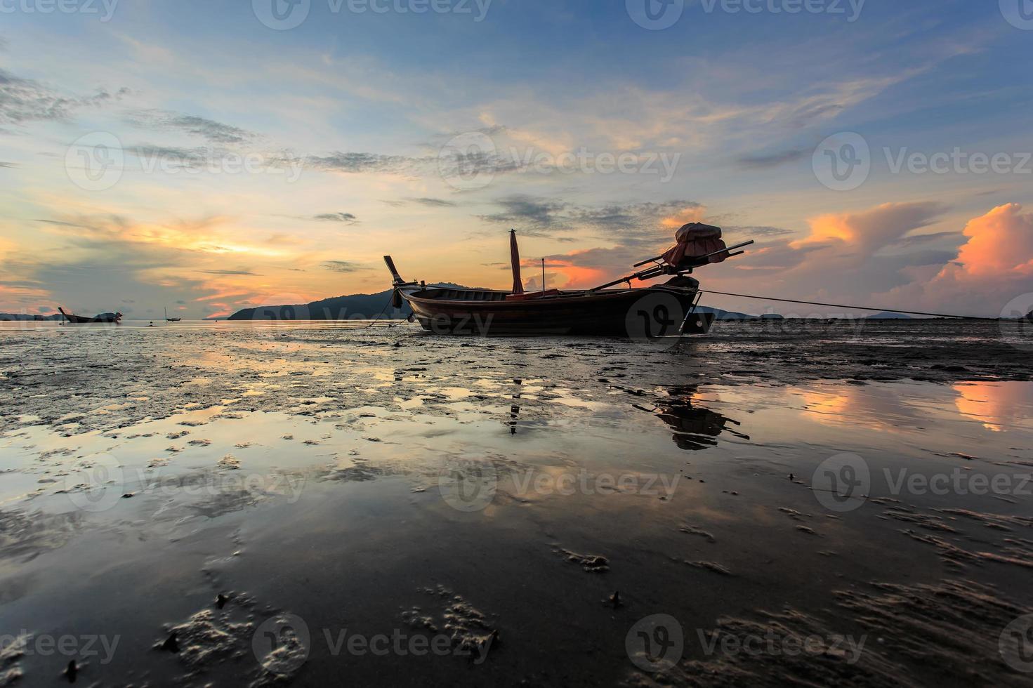 silhuetas de barco longtail e nascer do sol em phuket, Tailândia foto