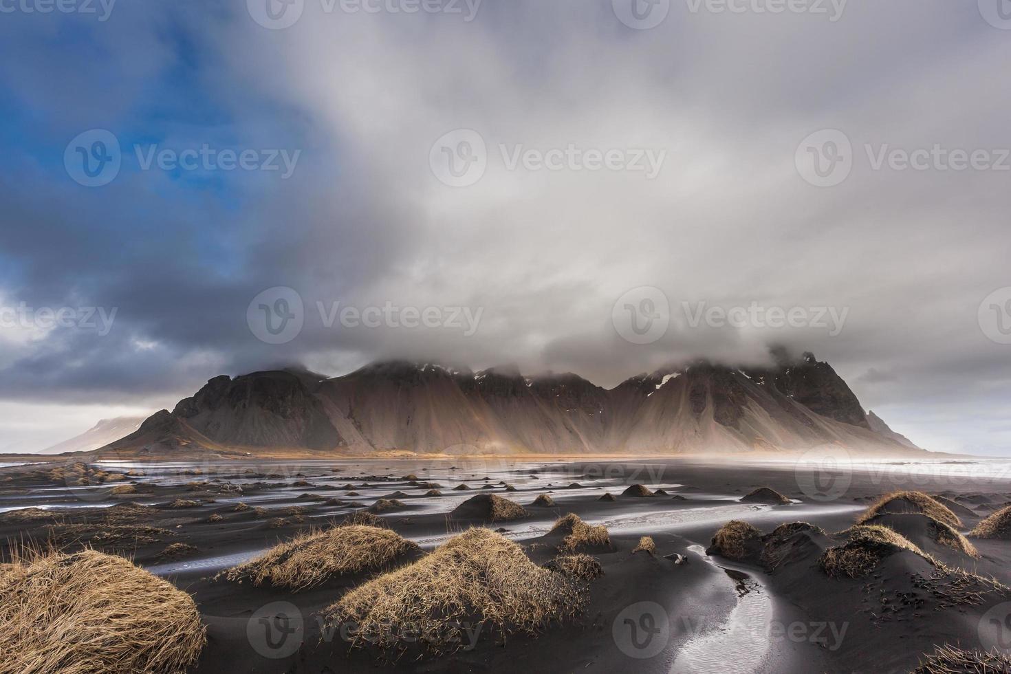 montanha vesturhorn e dunas de areia preta, islândia foto
