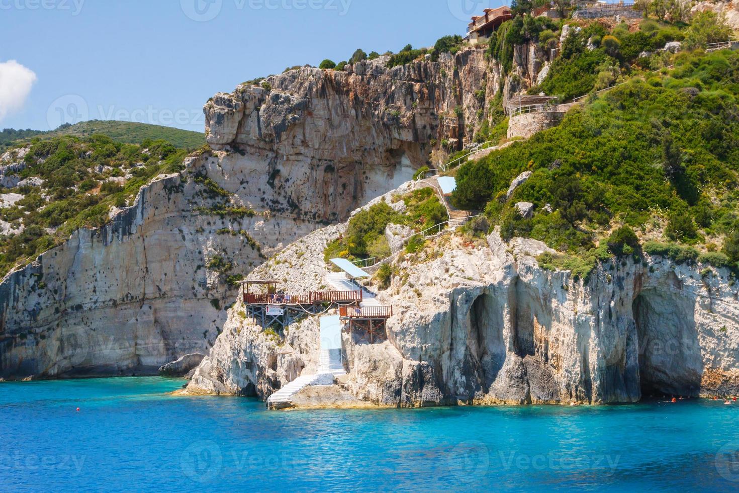 belas cavernas azuis na ilha de zakynthos, grécia foto