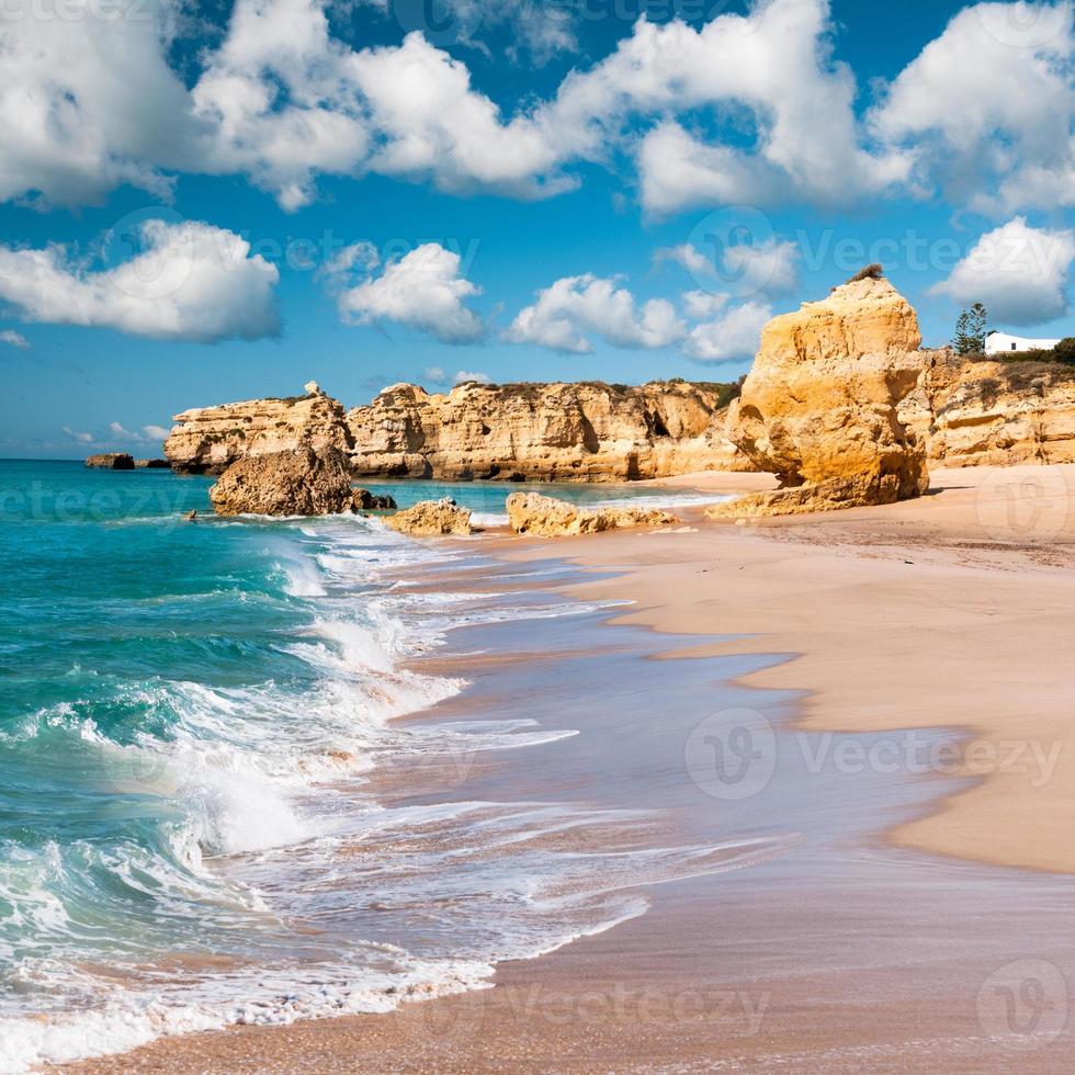 costa ondulada e praias douradas de albufeira, portugal foto