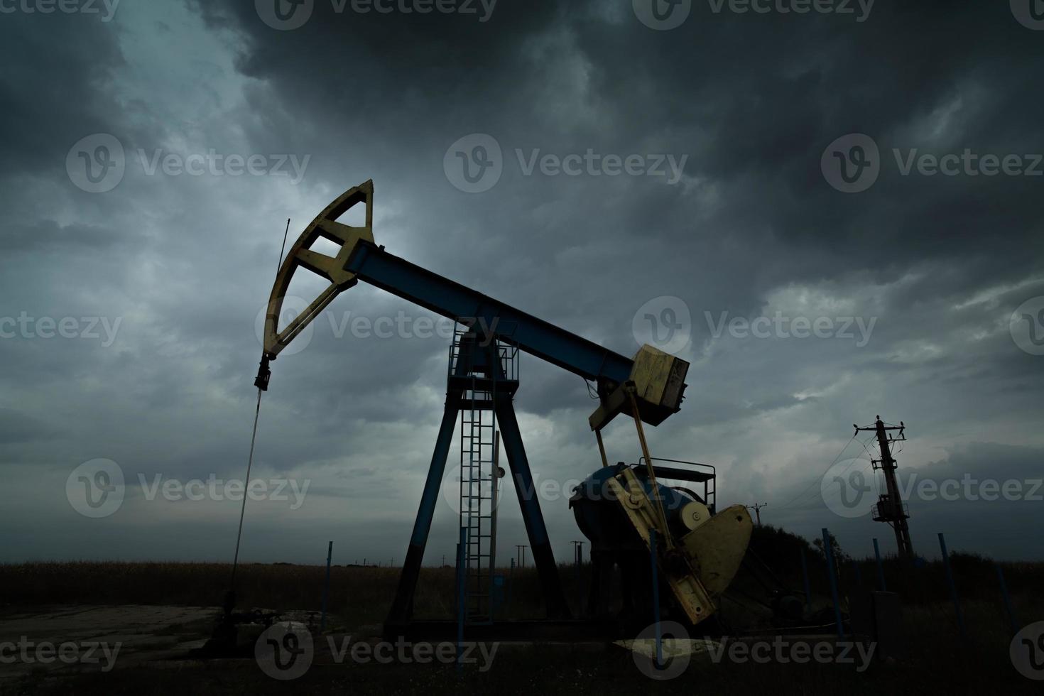 silhueta de poço de petróleo e gás foto