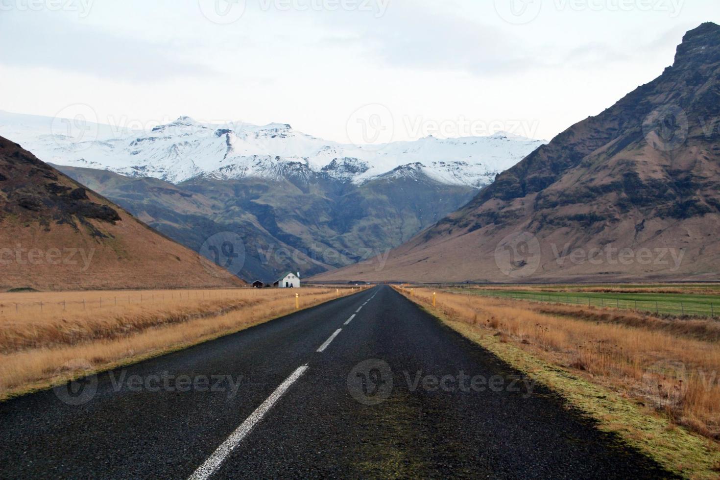 ao longo da estrada negra islandesa foto