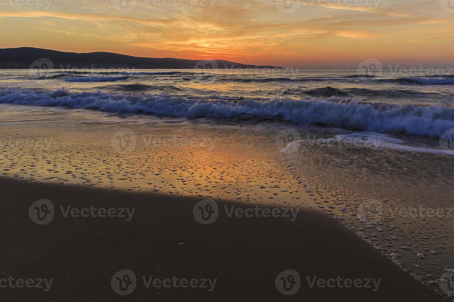 nascer do sol na costa de uma praia ensolarada na bulgária foto