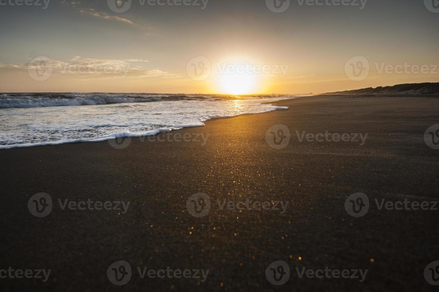 pôr do sol italiano na praia foto