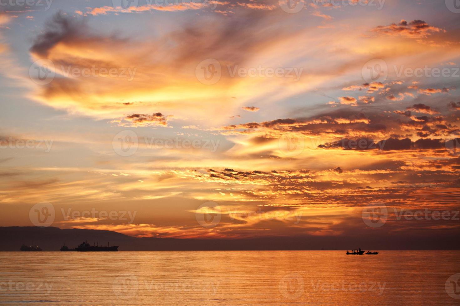 pôr do sol laranja no mar vermelho (1) foto