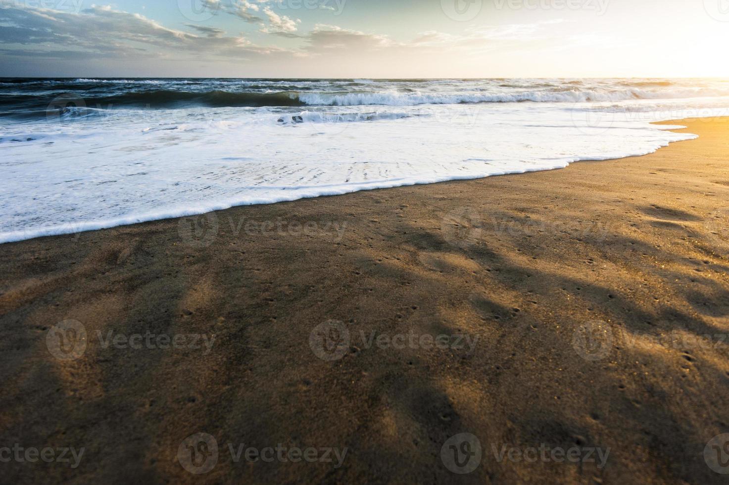 pôr do sol italiano na praia foto