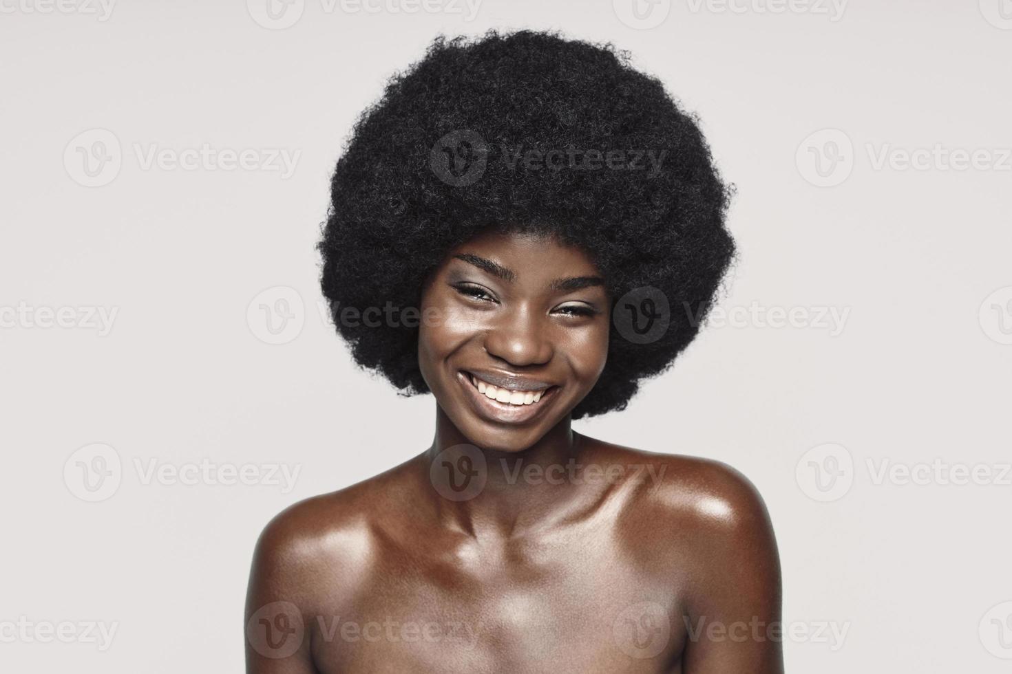 retrato de uma bela jovem africana olhando para a câmera e sorrindo foto