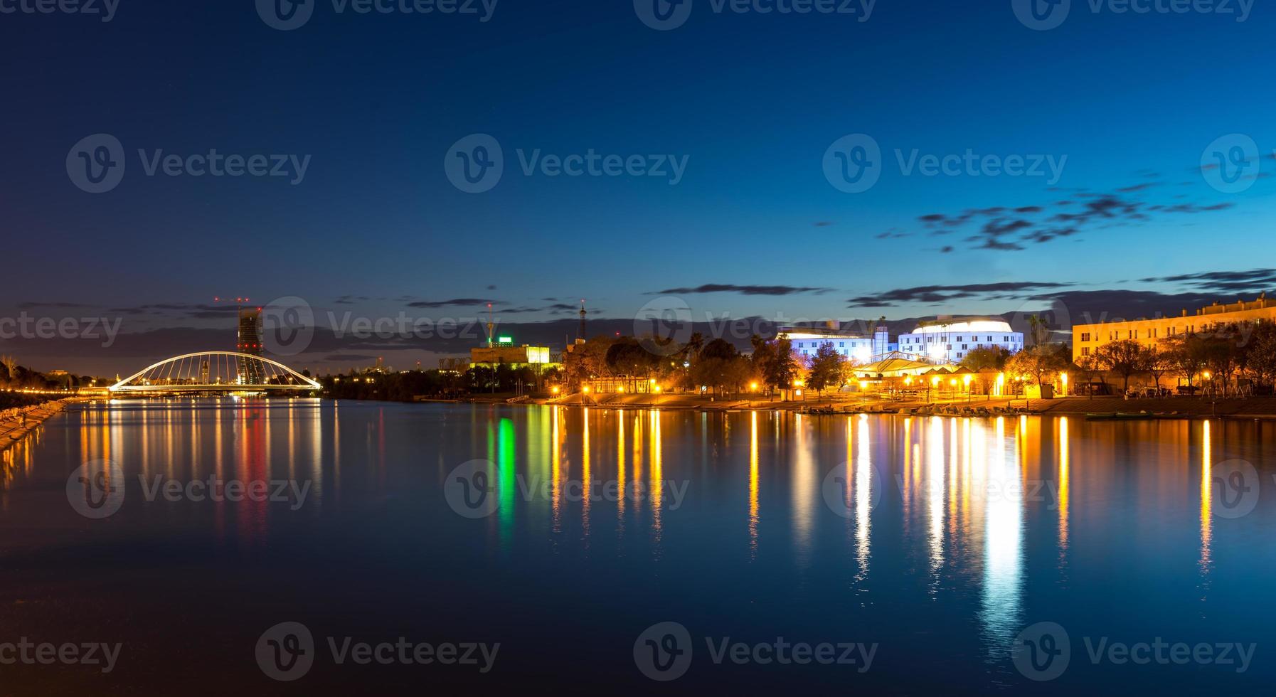 rio guadalquivir em sevilha espanha à noite foto
