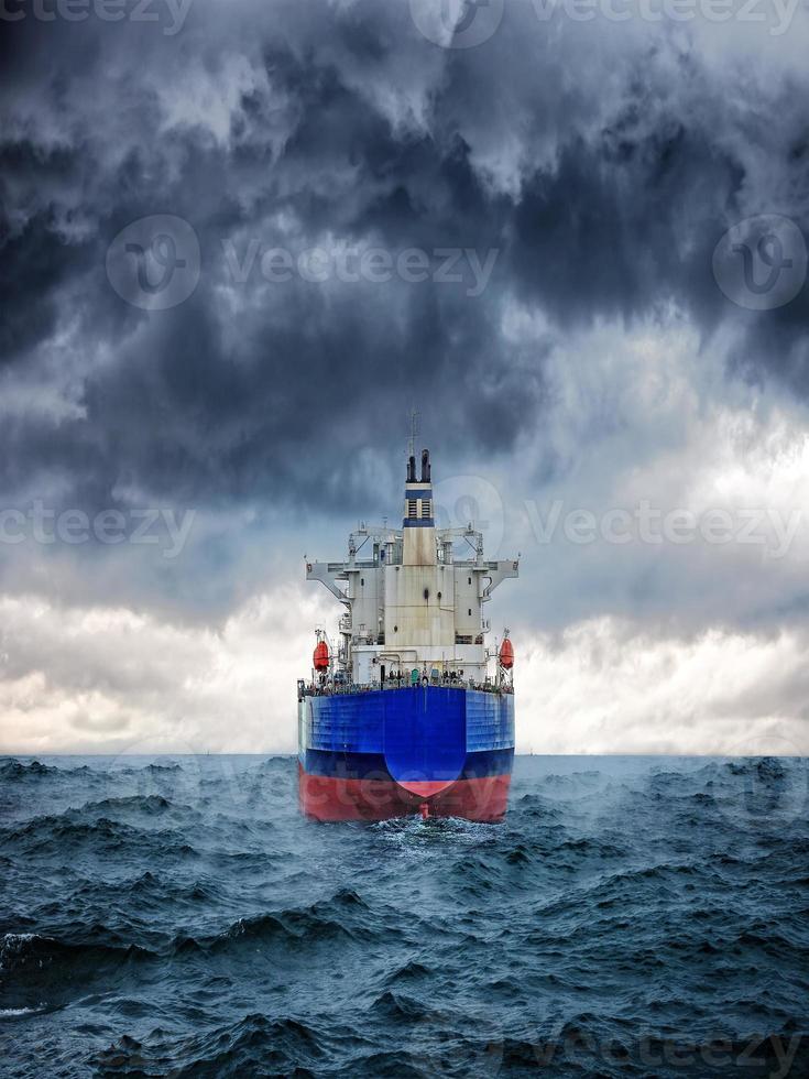navio na tempestade foto