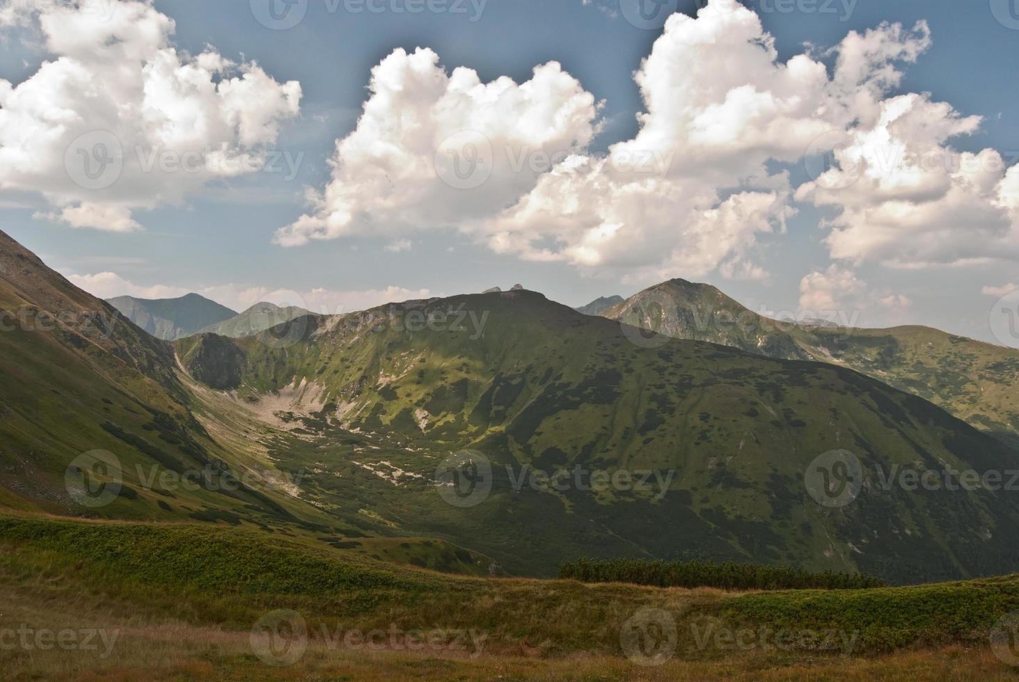 picos e vales de montanhas tatry foto