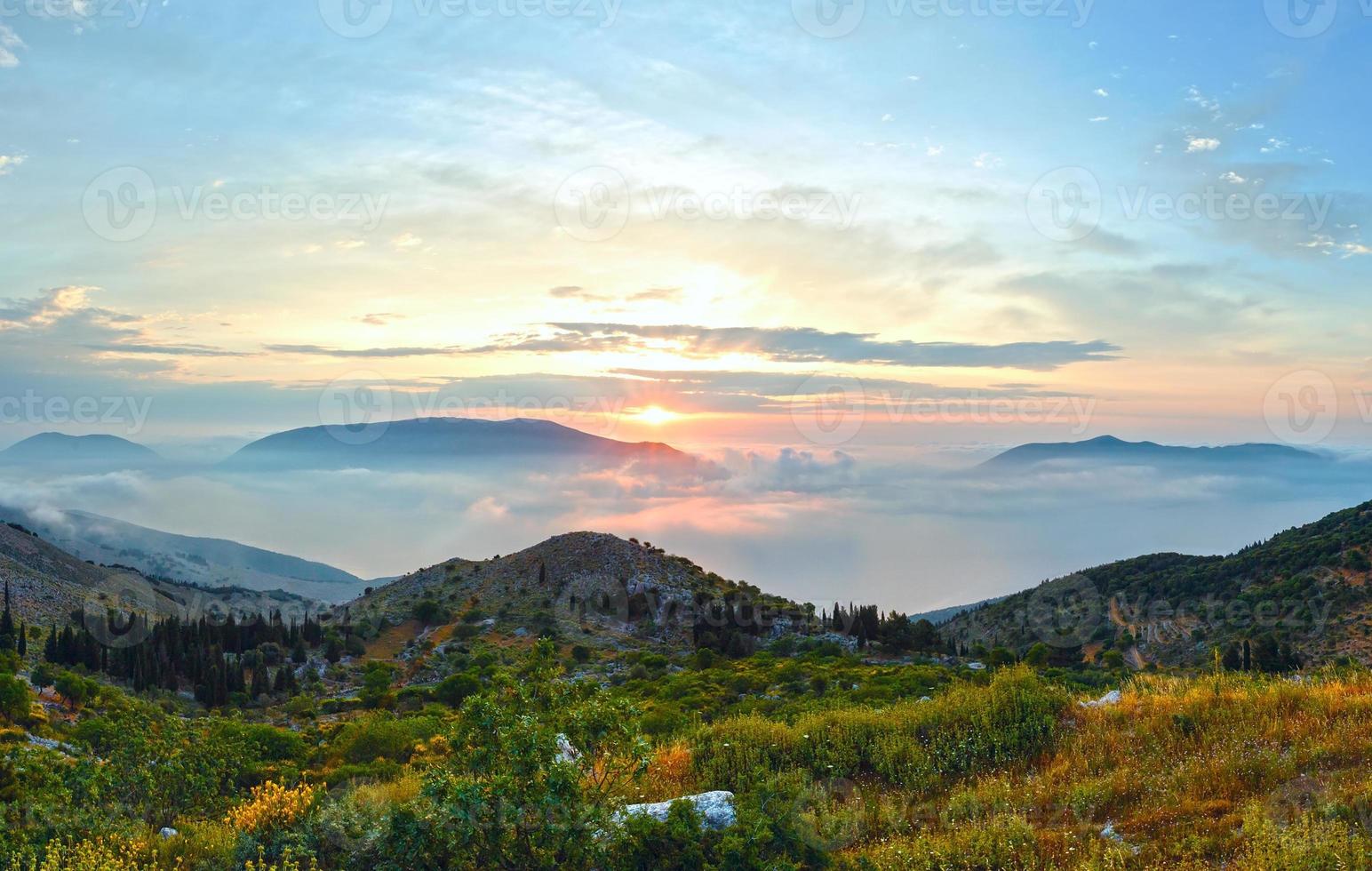 paisagem montanhosa do nascer do sol do verão (kefalonia, Grécia). foto