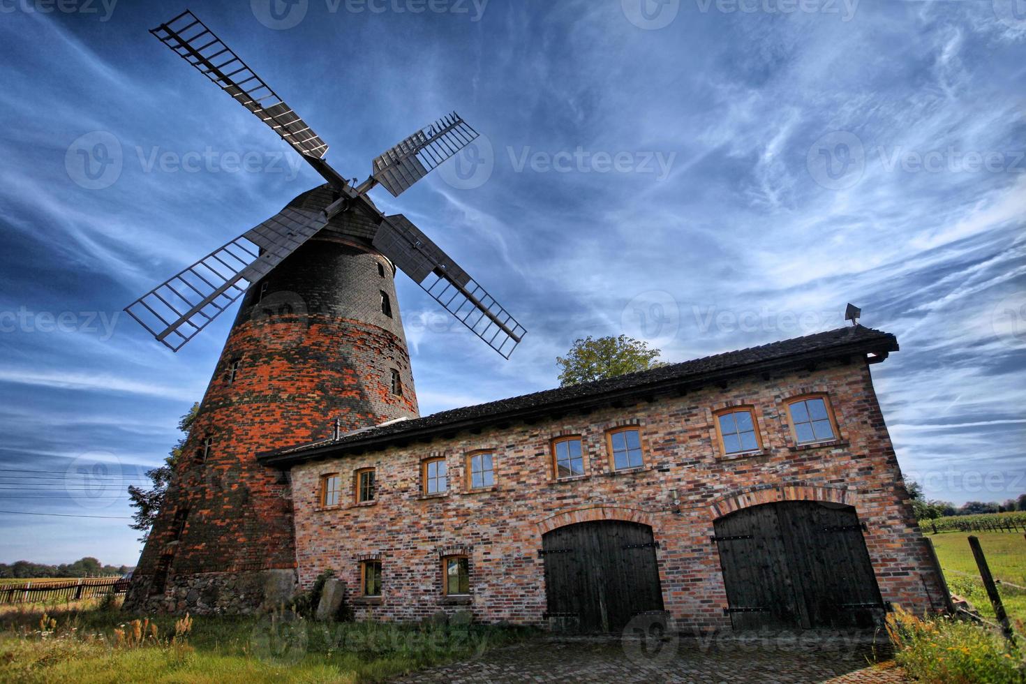 Antigo moinho de vento no país · Creative Fabrica