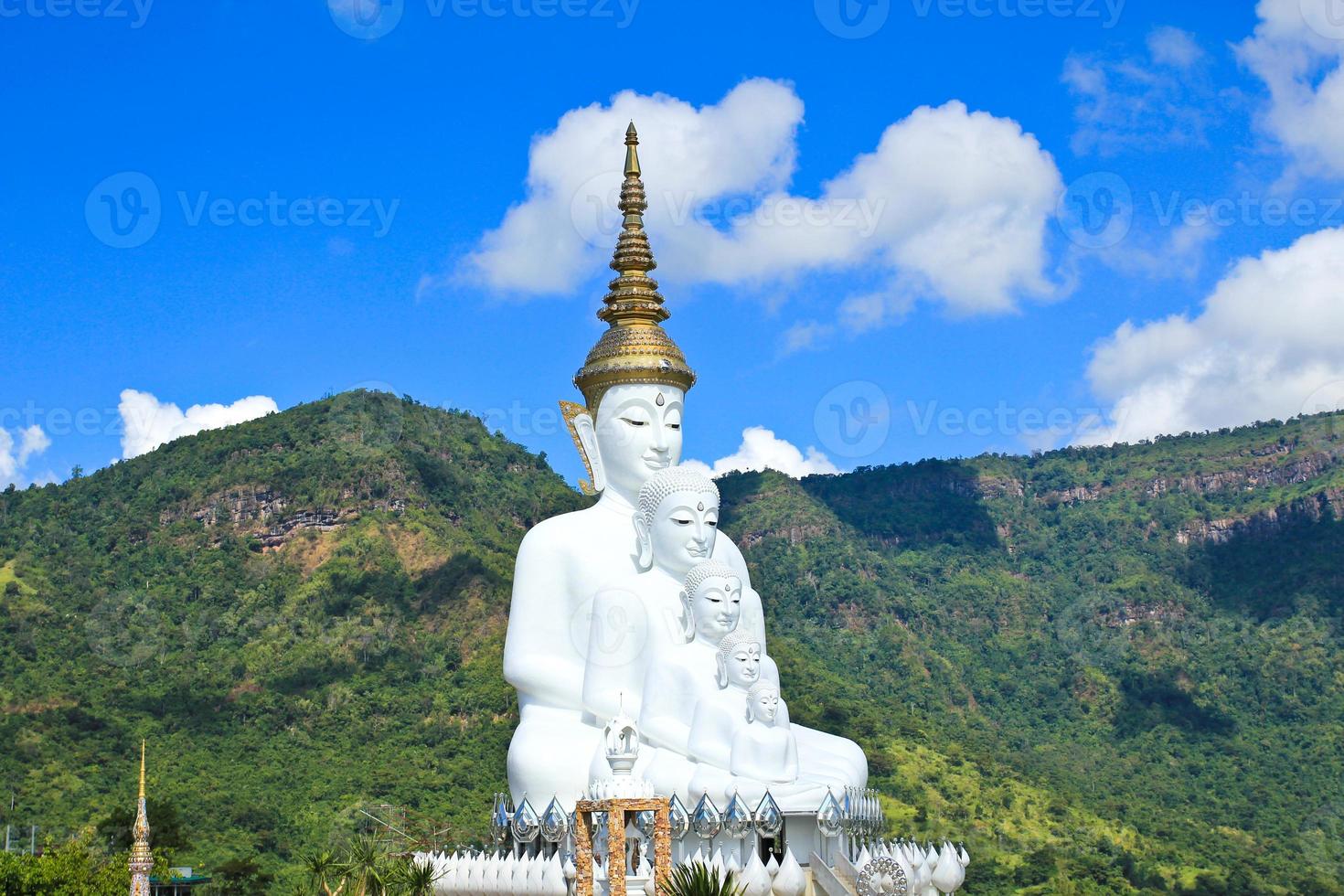 estátua de Buda branco no templo phasornkaew foto
