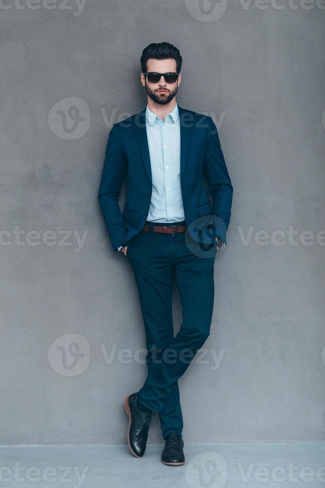 Retrato De Uma Jovem Atraente Vestindo óculos Elegantes Fazendo O Joguinho  De Xadrez Com a Peça De Cavaleiro Sentada No Chão Imagem de Stock - Imagem  de olhar, consideravelmente: 241941089