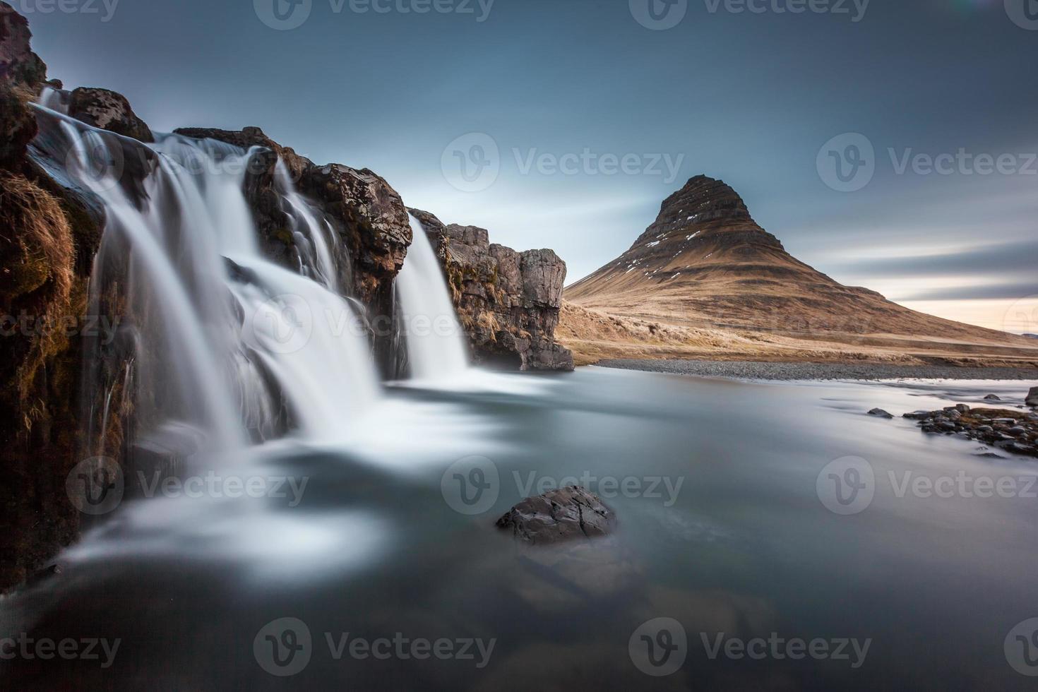Cachoeiras Kirkjufellsfoss e Kirkjufell na Islândia foto