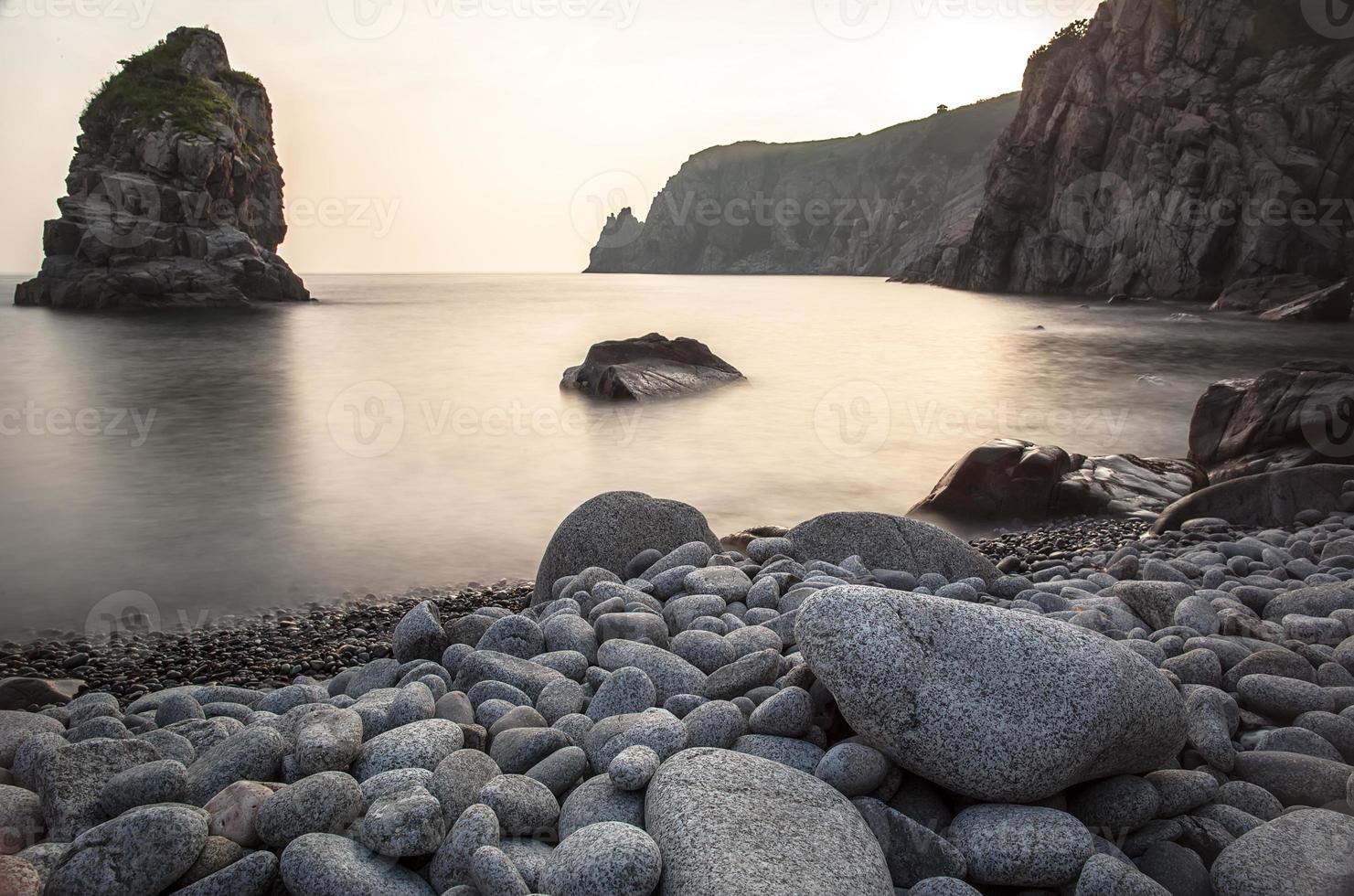paisagem horizontal da costa rochosa com seixos foto