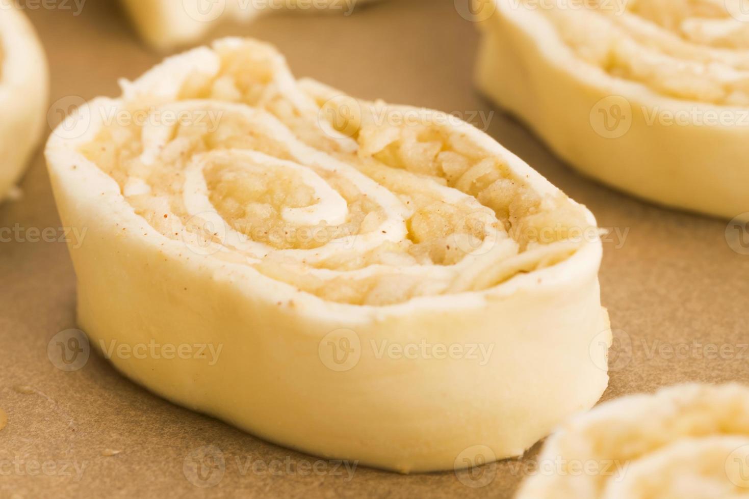 biscoitos de massa folhada com maçã e canela antes de assar foto