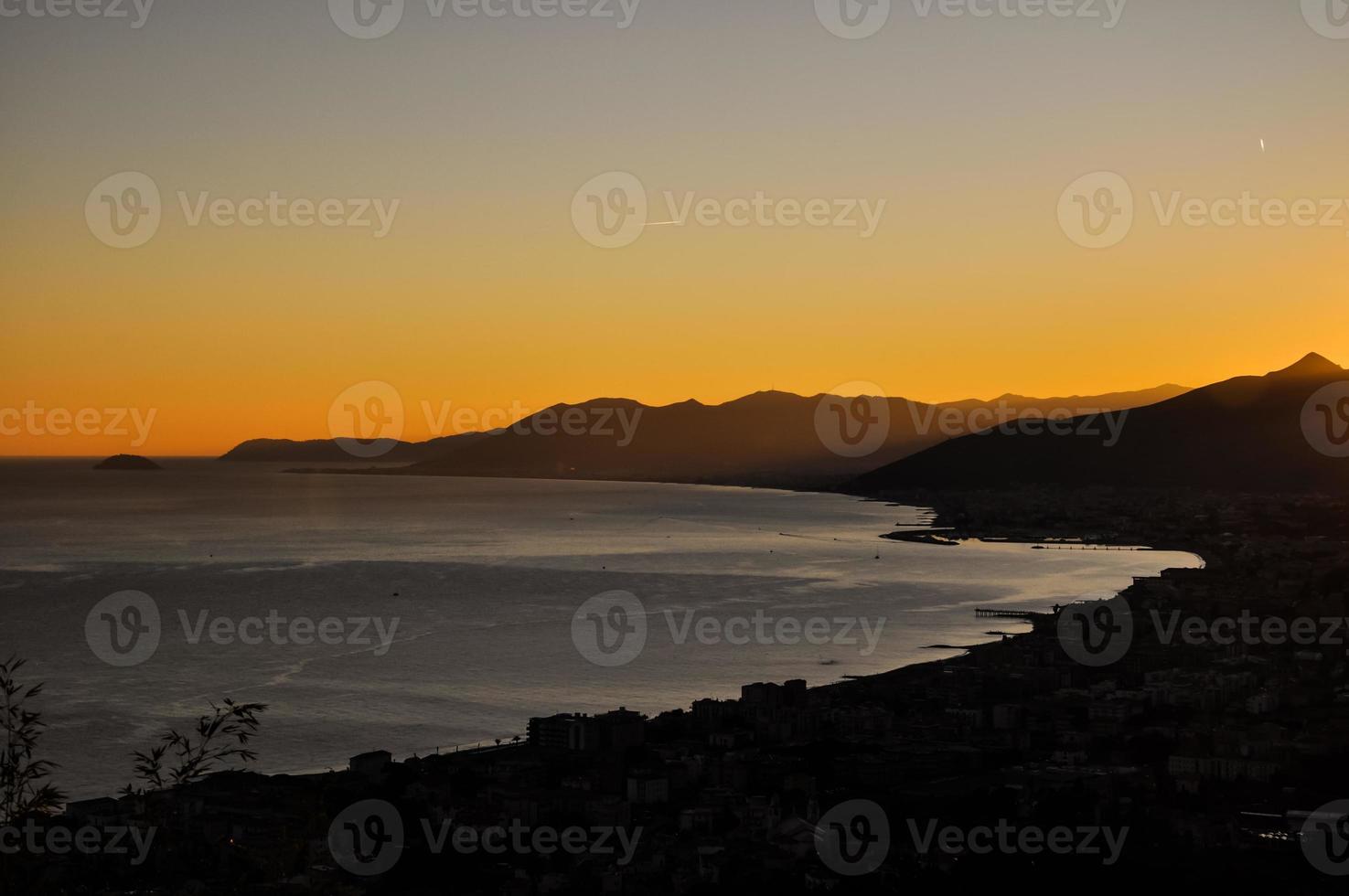 litoral da Ligúria ao pôr do sol - borgio verezzi, itália foto