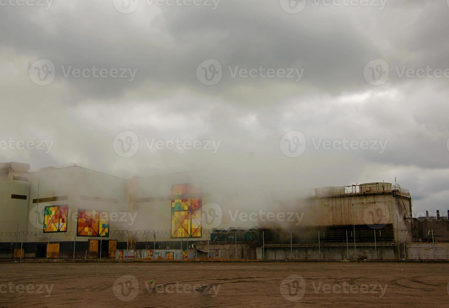 desastre ambiental. emissões nocivas para o ambiente. fumaça e smog. poluição da atmosfera pela fábrica. foto