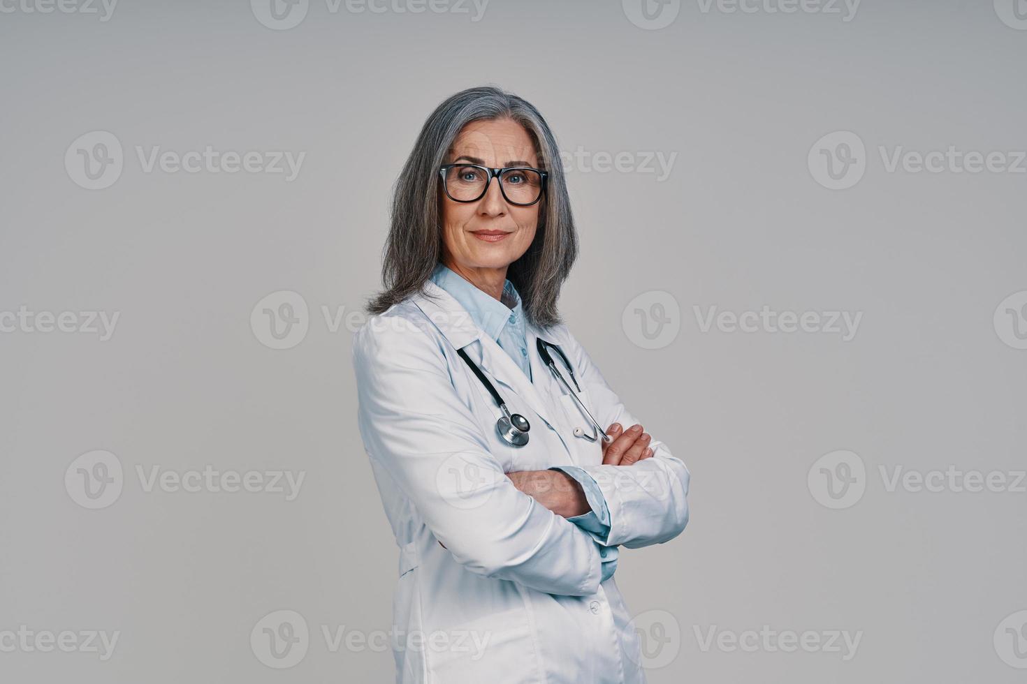 madura linda médica olhando para a câmera e sorrindo foto