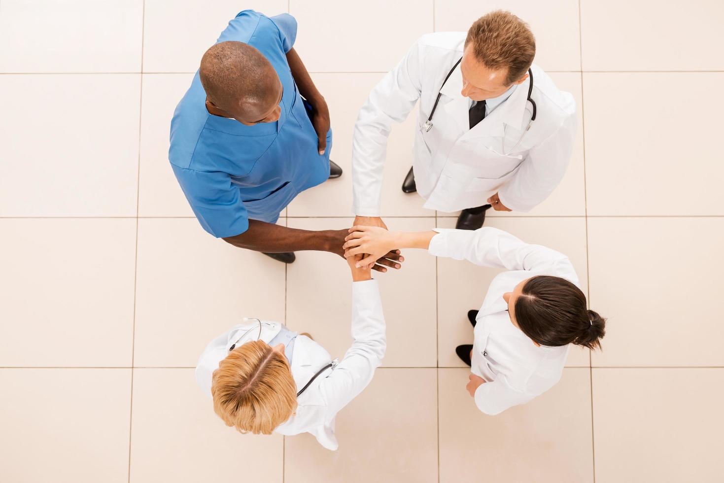 equipe de médicos confiantes. foto