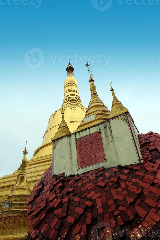pagode shwemawdaw, templo do deus dourado foto