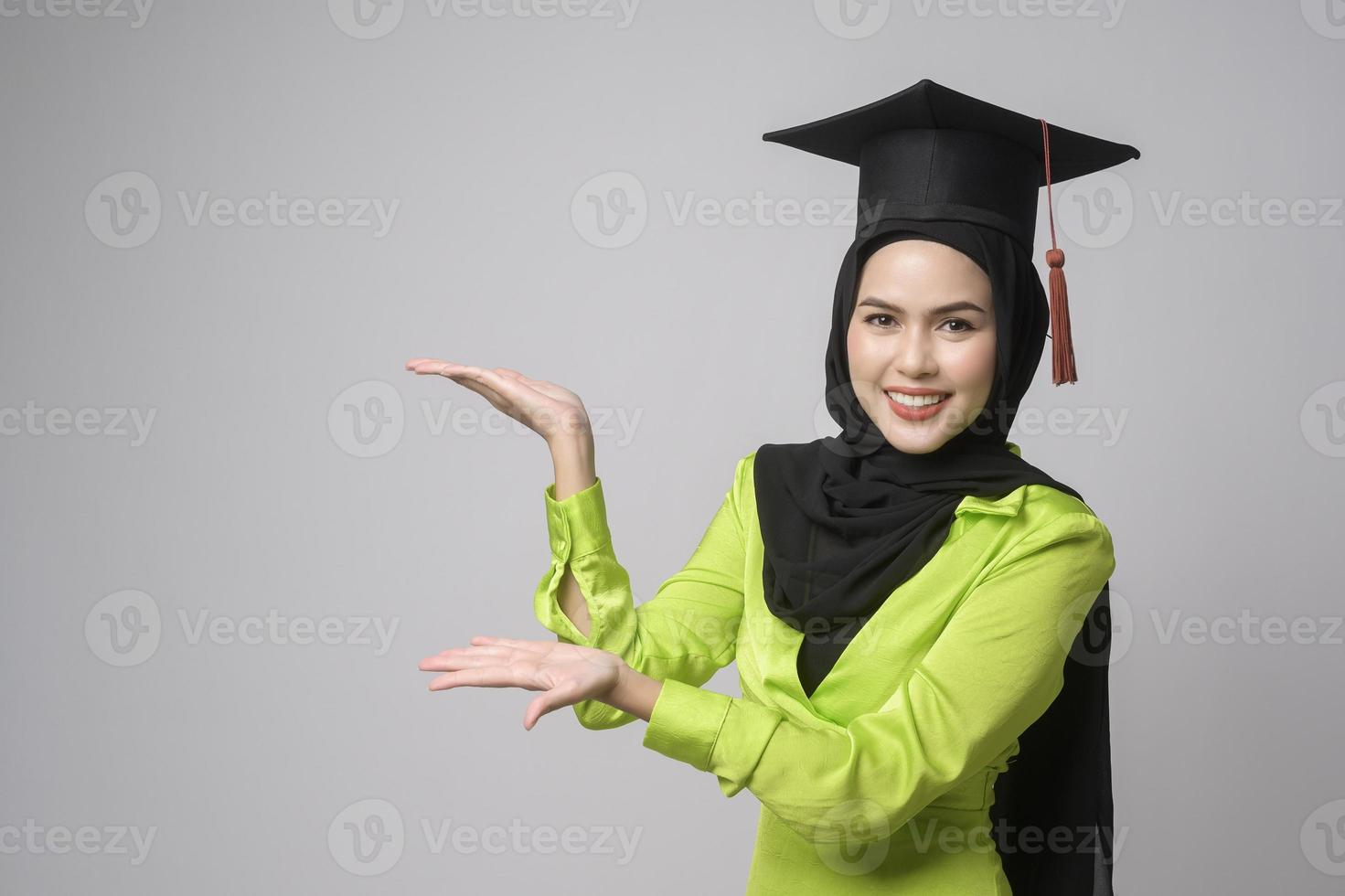 jovem mulher muçulmana sorridente com hijab usando chapéu de formatura, educação e conceito universitário foto