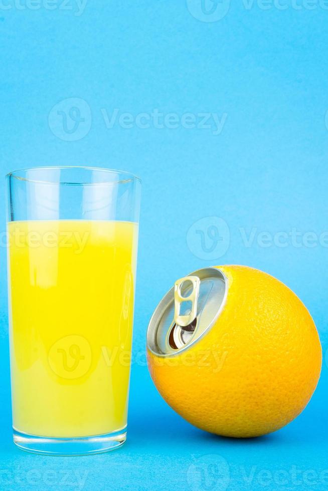 suco de laranja em fundo azul foto