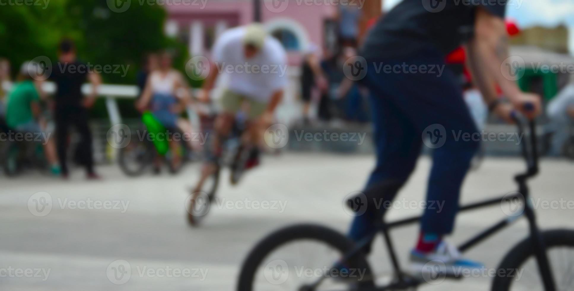 imagem desfocada de muitas pessoas com bicicletas bmx. encontro de fãs de esportes radicais foto