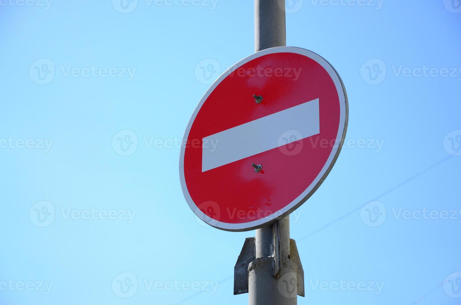 sinal de trânsito na forma de um retângulo branco em um círculo vermelho. Entrada proibida foto
