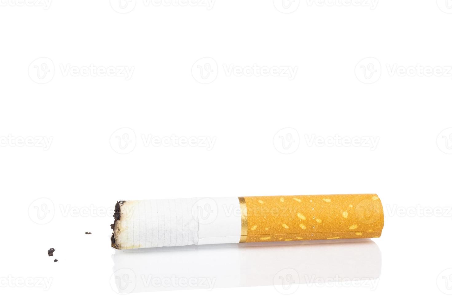 ponta de cigarro no fundo branco foto