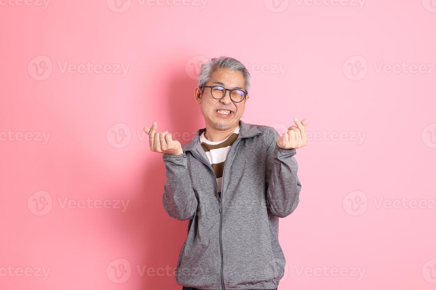 homem asiático em rosa foto