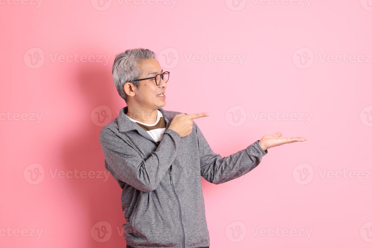 homem asiático em rosa foto