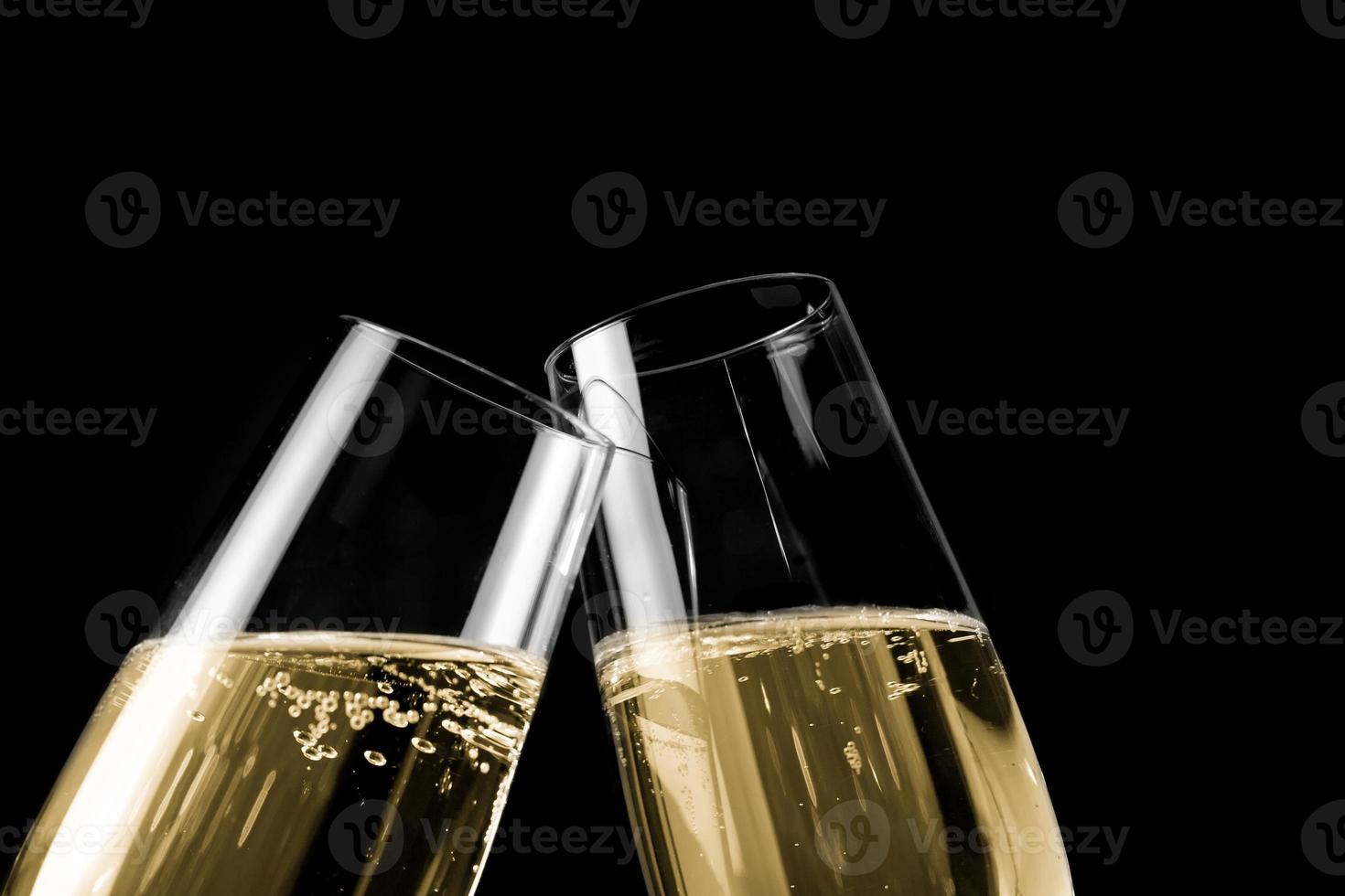 par de taças de champanhe com bolhas douradas foto