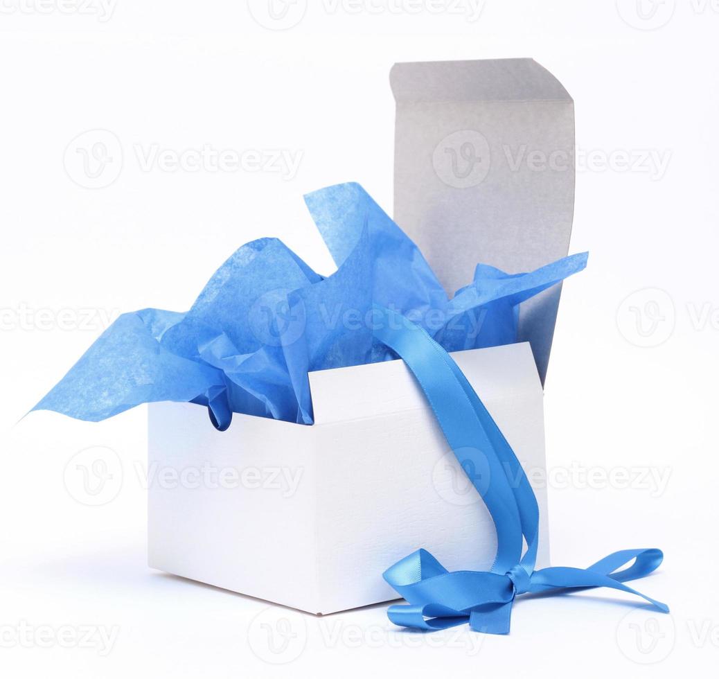 caixa de presente branca com fita azul foto