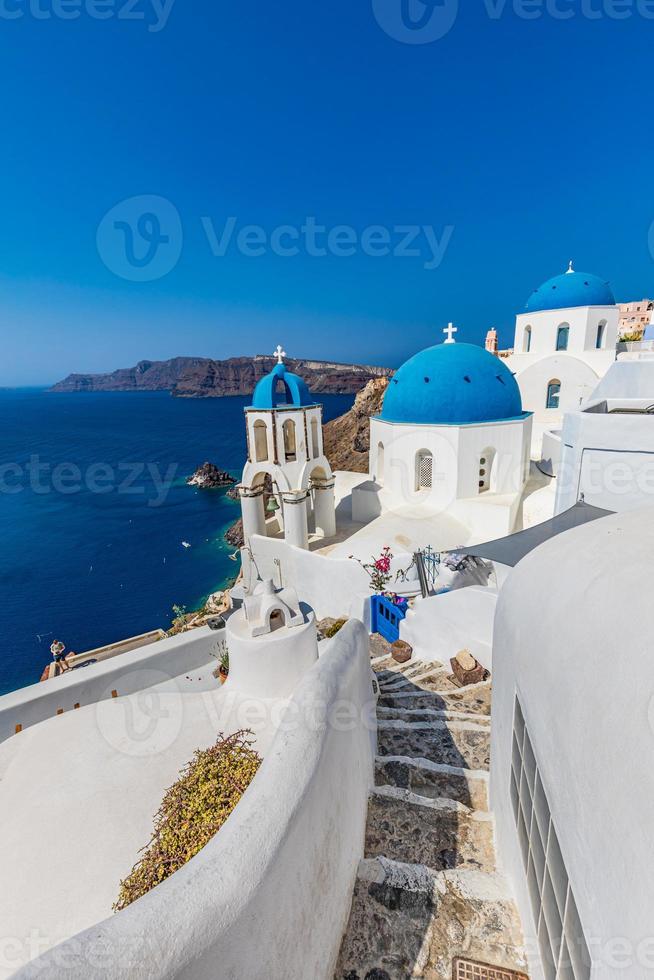 destino de verão na europa. conceito de viagem, famosa paisagem cênica ensolarada da ilha de santorini, oia, grécia. vista para o mar da caldeira, paisagem urbana de sonho azul céu ensolarado. panorama de férias, incrível cena ao ar livre foto