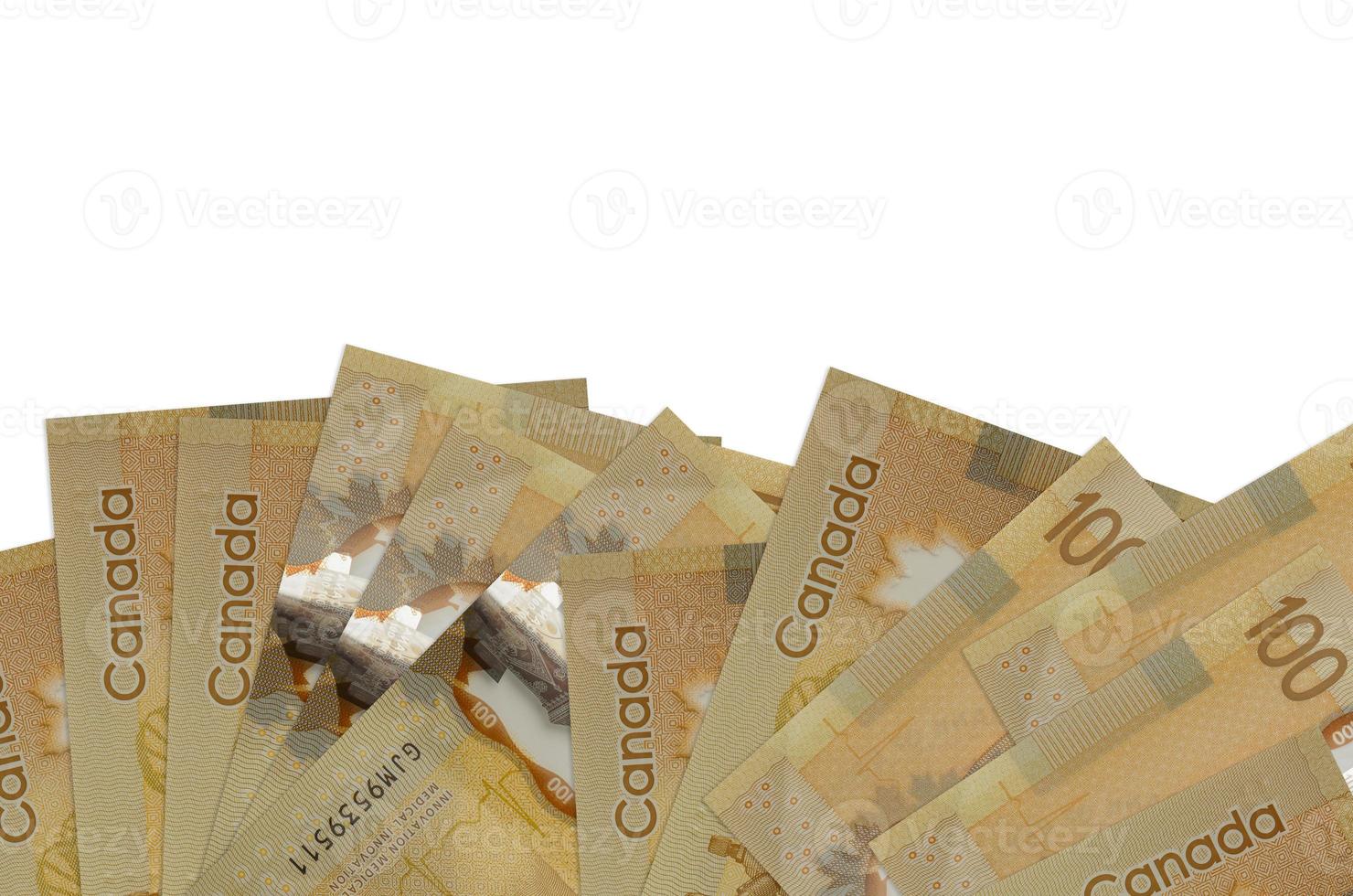 Notas de 100 dólares canadenses encontram-se na parte inferior da tela, isoladas no fundo branco, com espaço de cópia. modelo de banner de fundo foto