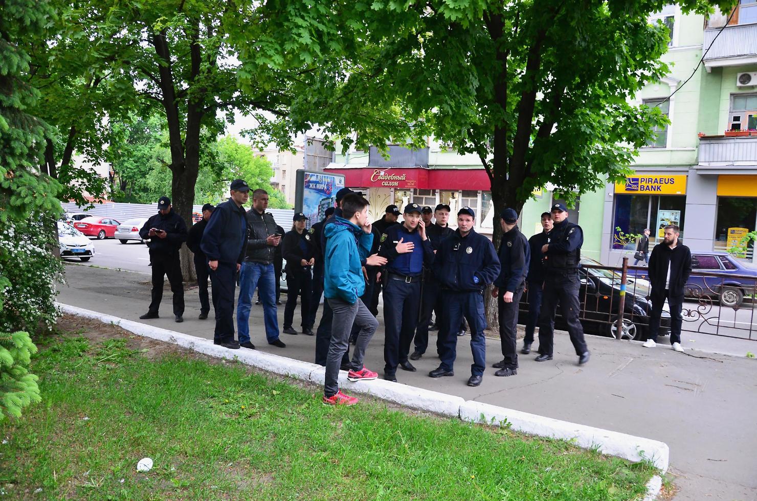 kharkov, ucrânia - 17 de maio de 2017 policiais ucranianos que fornecem segurança a ativistas lgbt e os protegem de ataques de nazistas e ultras de kharkov foto