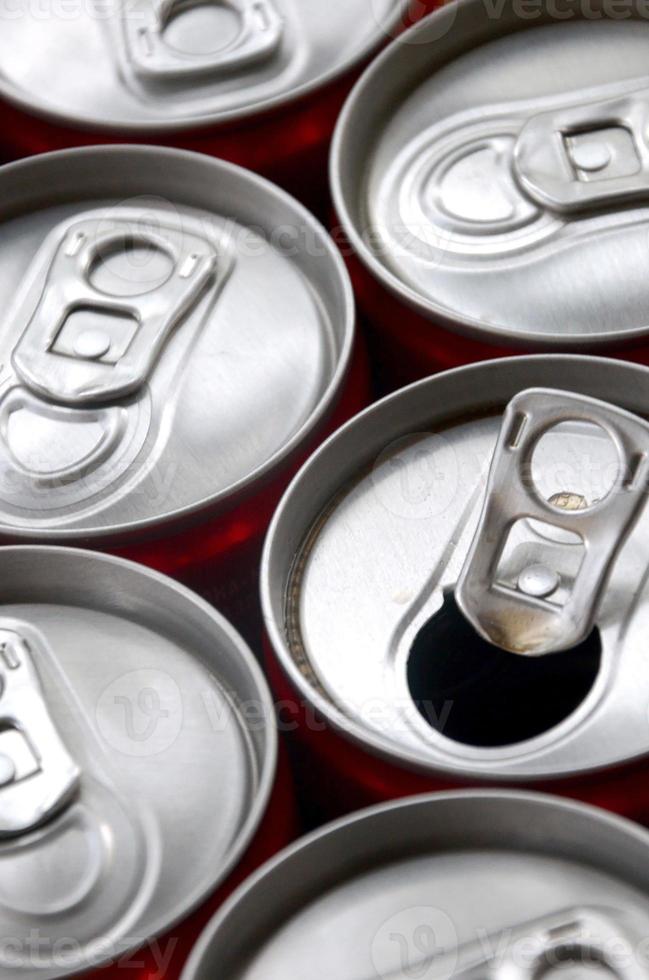 muitas latas de refrigerante de alumínio. publicidade para refrigerantes ou fabricação em massa de latas foto