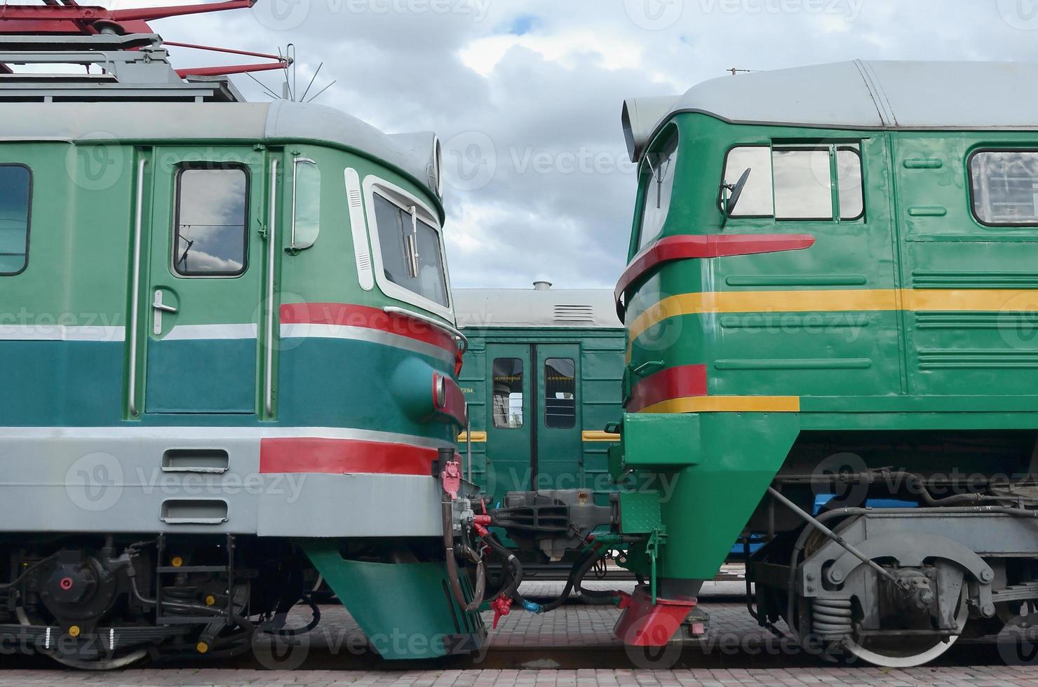 táxis de trens elétricos russos modernos. vista lateral das cabeças dos trens ferroviários com muitas rodas e janelas em forma de vigias foto