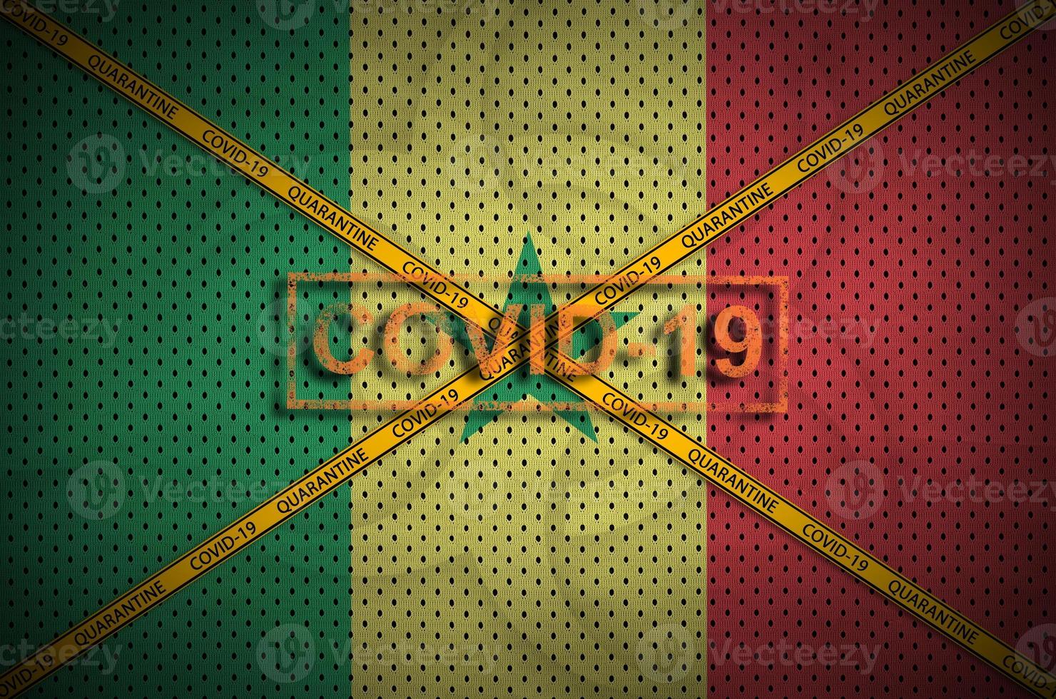 bandeira do senegal e selo covid-19 com cruz de fita de fronteira de quarentena laranja. conceito de vírus coronavírus ou 2019-ncov foto