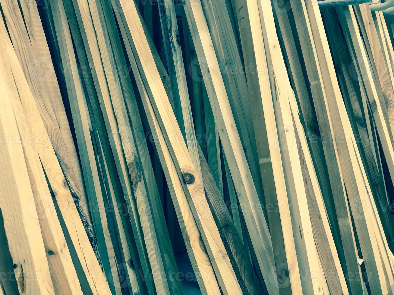 textura de madeira marrom inclinado na diagonal natural placas de madeira varas com nós. o fundo foto