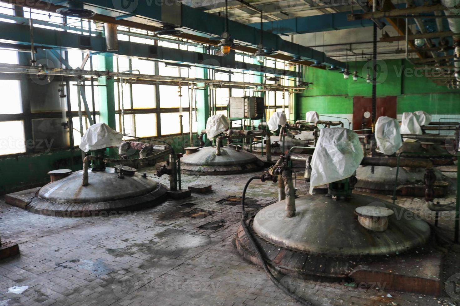 grandes tanques de metal ferro químico para misturar produtos de aço inoxidável, equipamentos, trocadores de calor de tubos em uma oficina de refinaria petroquímica industrial foto