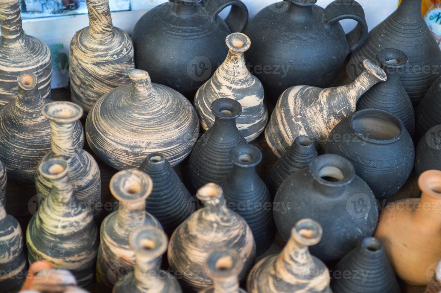 cerâmica de barro tradicional natural belos utensílios de cozinha antigos, pratos, jarros, vasos, potes, canecas. o fundo foto