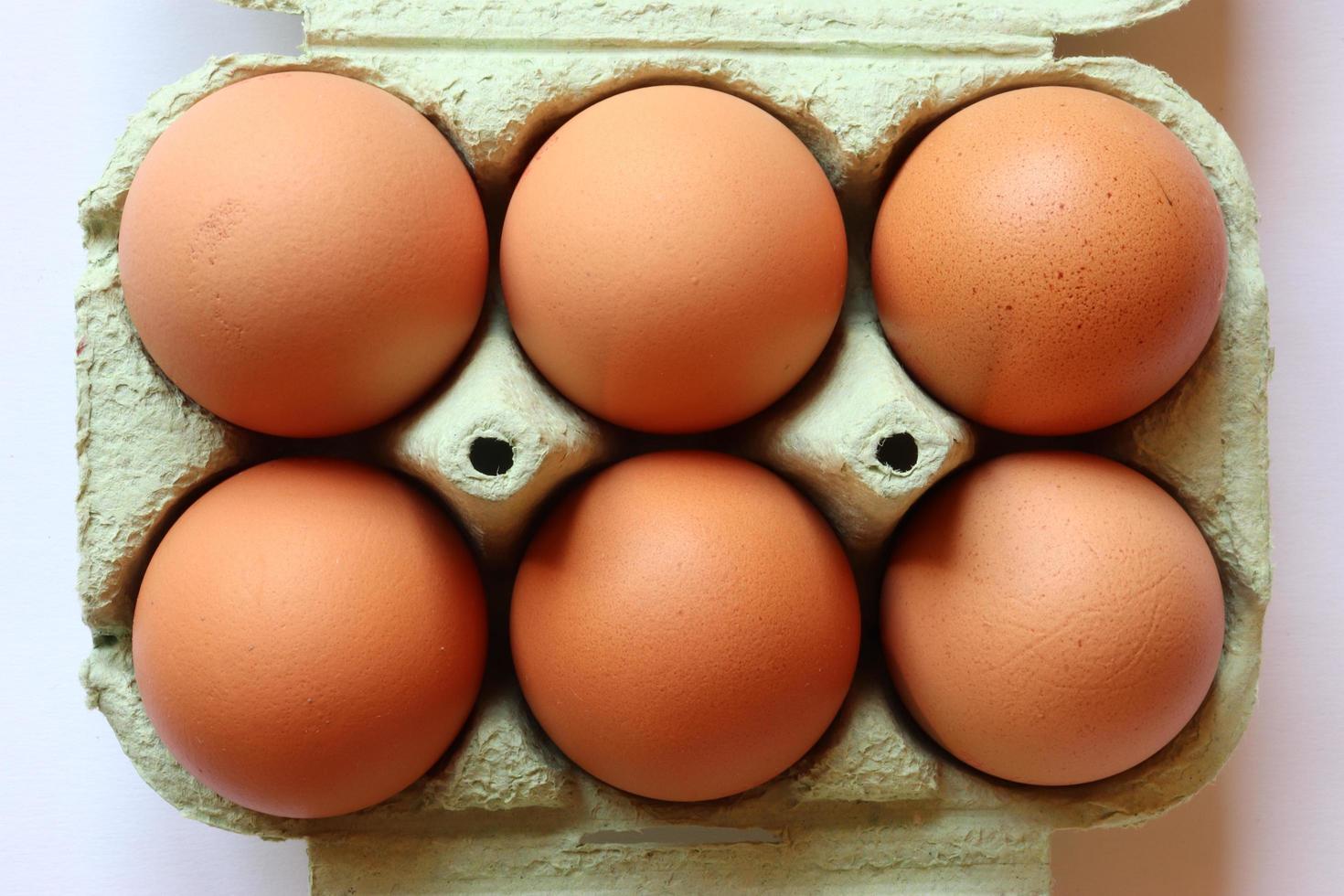 seis ovos em uma caixa de ovos foto